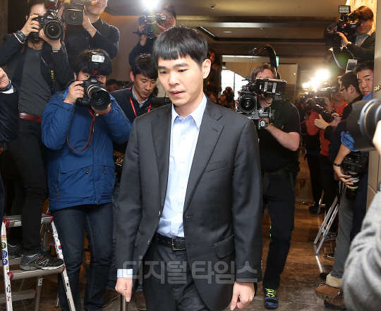 12일 오후 서울 광화문 포시즌스호텔에서 열린 알파고와 이세돌 9단의 세번째 대국을 앞두고 '바둑천재' 이 9단이 대국장으로 들어서고 있다. <구글 제공>